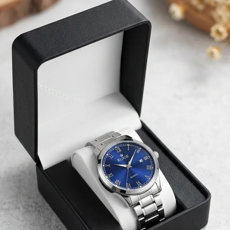 Reloj Ruige de esfera azul y correa de acero dentro de una caja negra abierta.